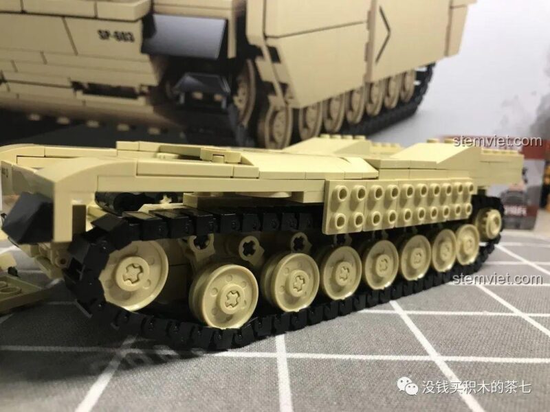 Giáp trước đang được lắp ráp vào bộ lắp ráp Xe Tăng M1A2 Abrams SY 0100, cần sự tỉ mỉ