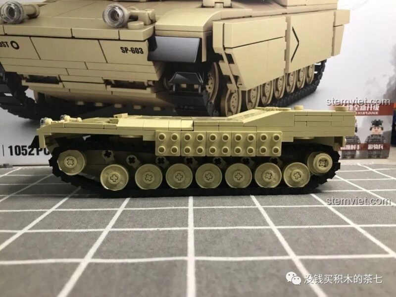 Tổng thể thân xe bộ lắp ráp Xe Tăng M1A2 Abrams SY 0100, nhìn từ phía trước