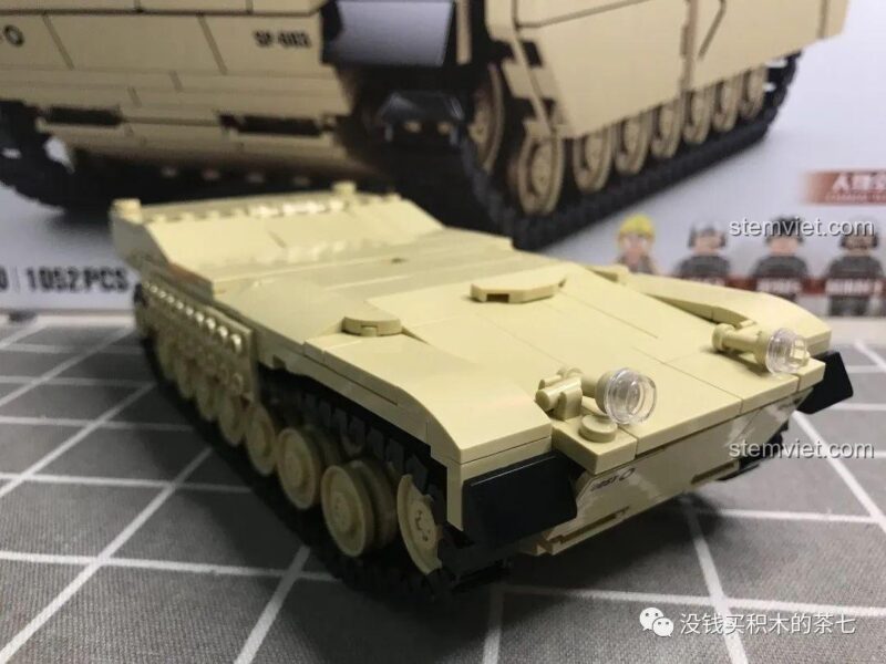 Tổng thể thân xe bộ lắp ráp Xe Tăng M1A2 Abrams SY 0100, nhìn từ phía sau