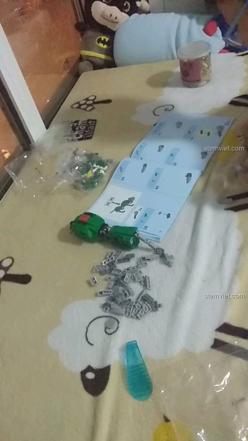Bé trai 6 tuổi lắp ráp bộ lắp ghép Đế Bách Thú Vương SY 1130, rèn luyện kiên nhẫn