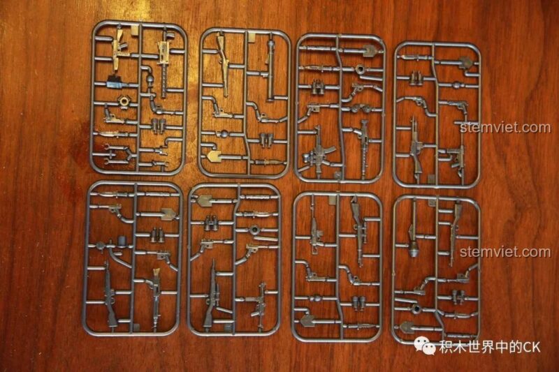 Phụ kiện vũ khí đi kèm bộ lắp ghép SY 12579, chi tiết và đa dạng cho các kịch bản chiến đấu.