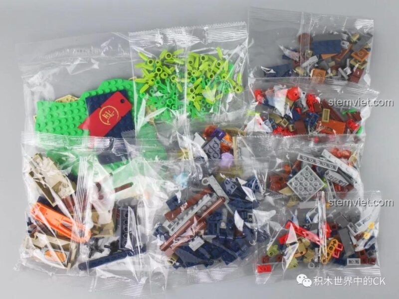 Cận cảnh minifigure Tôn Ngộ Không và Quy Lão Tiên Sinh trên hộp bộ lắp ghép SY1404 Võ Đài Đại Chiến Rồng Thần, đồ chơi xếp hình Dragon Ball.
