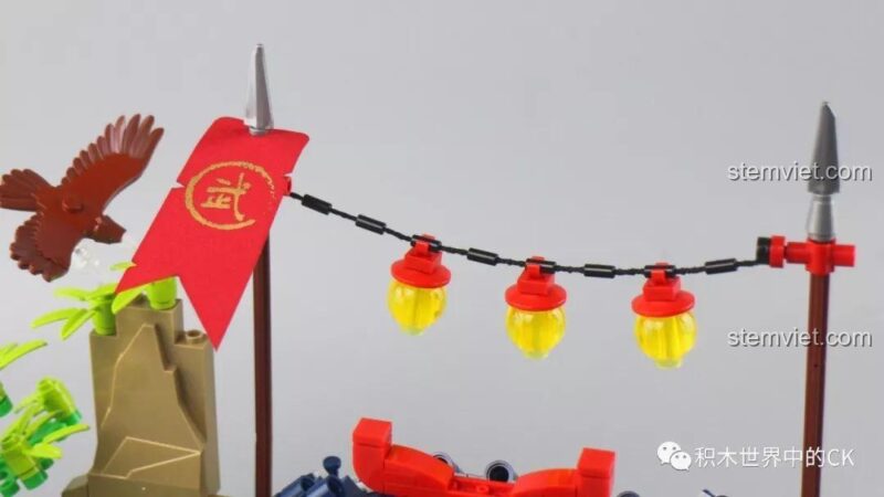 Chi tiết đèn lồng vàng và đỏ trang trí trên mô hình Võ Đài Đại Chiến Rồng Thần SY1404, tạo không khí lễ hội.