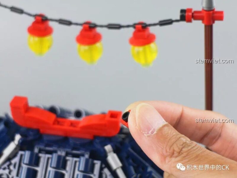 Cận cảnh mái nhà màu xanh của Võ Đài Đại Chiến Rồng Thần SY1404, chi tiết gạch ngói được tái hiện tỉ mỉ.