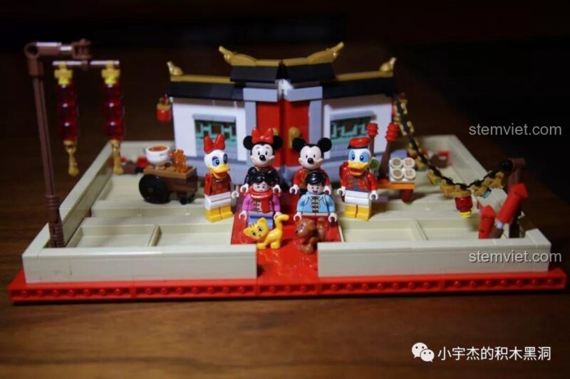 Minifigures Mickey Minnie Donald Daisy và bé trai bé gái trong cảnh quan Tết Nguyên Đán của bộ lắp ghép SY1479 Sách Lễ Hội Mùa Xuân