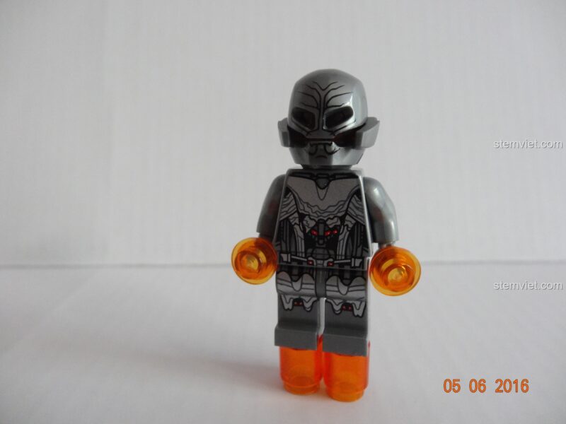 Minifigure Captain America với khiên Vibranium trong đồ chơi mô hình SY368 Trụ sở Siêu anh hùng, biểu tượng công lý.