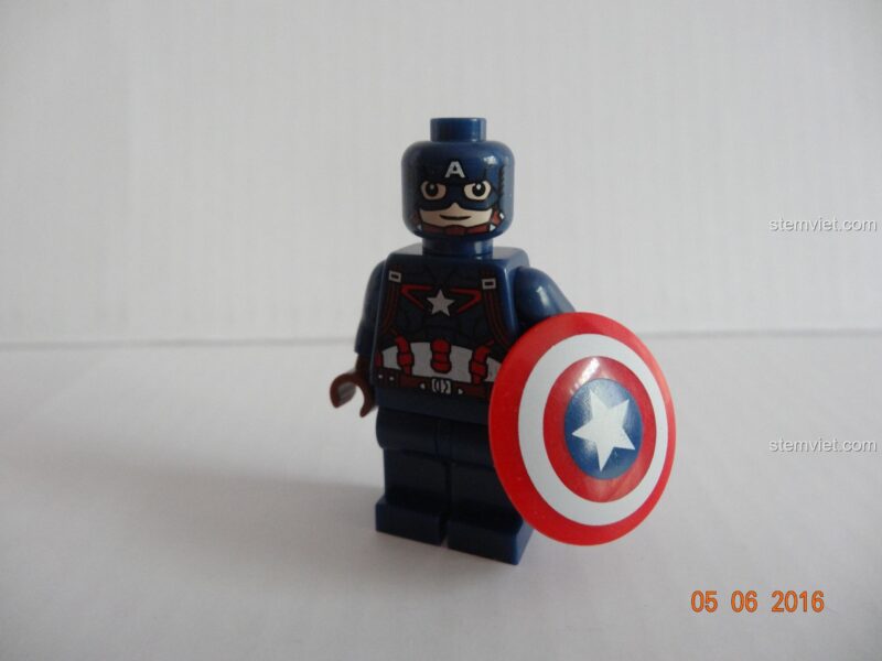 Mặt lưng của minifigure Captain America trong bộ đồ chơi Trụ sở Biệt đội Avengers SY368, chi tiết trang phục.