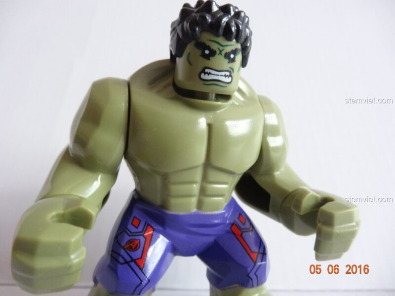 Minifigure Hawkeye với cung tên trong bộ đồ chơi Trụ sở Biệt đội Avengers SY368, sẵn sàng chiến đấu.