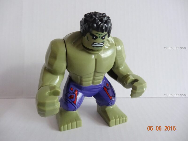 Cận cảnh minifigure Hulk của đồ chơi mô hình SY368 Trụ sở Siêu anh hùng, chi tiết trang phục và biểu cảm.