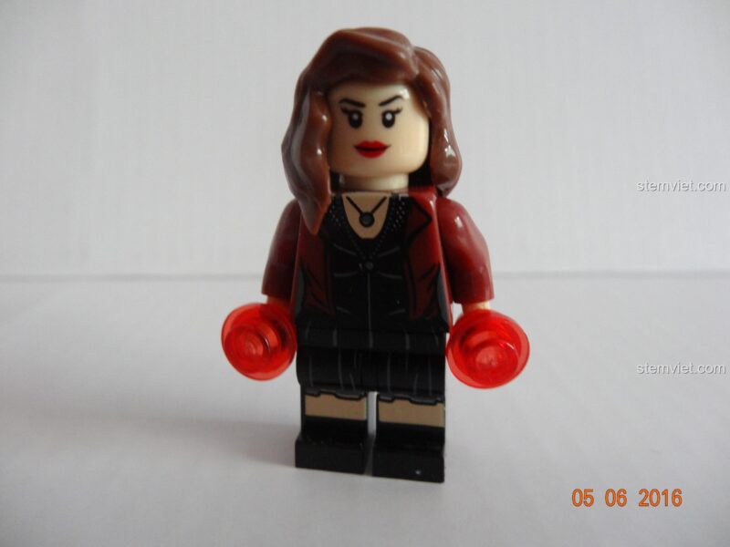 Minifigure Iron Man với hiệu ứng phản lực xanh trong bộ lắp ghép SY368 Căn cứ Avengers, sẵn sàng bay lượn.