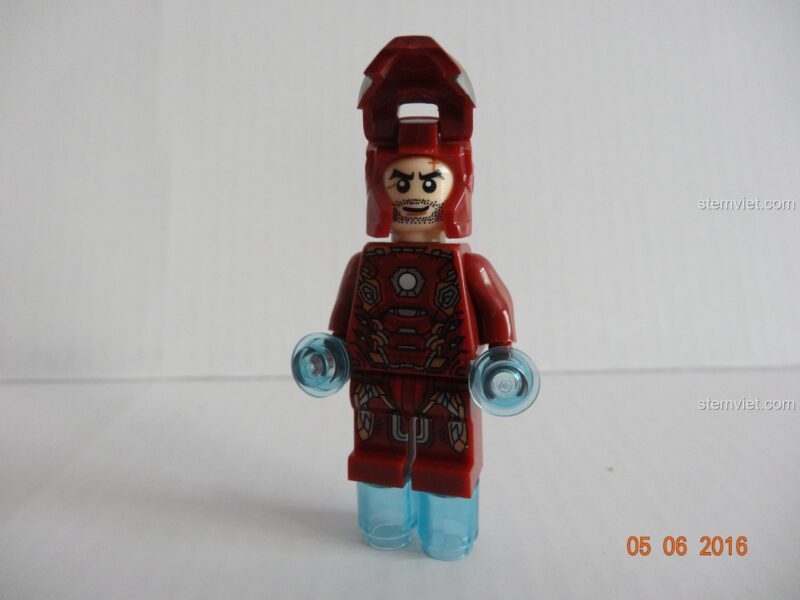 Mặt lưng của minifigure Iron Man trong bộ đồ chơi Trụ sở Biệt đội Avengers SY368, chi tiết giáp.
