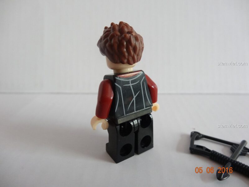 Minifigure Scarlet Witch với hiệu ứng năng lượng đỏ trong đồ chơi mô hình SY368 Trụ sở Siêu anh hùng, thể hiện sức mạnh phép thuật.