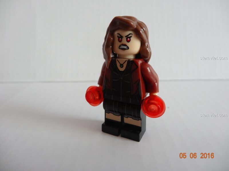 Minifigure Scarlet Witch với biểu cảm khuôn mặt khác trong bộ đồ chơi Trụ sở Biệt đội Avengers SY368, đa dạng hóa cảm xúc.
