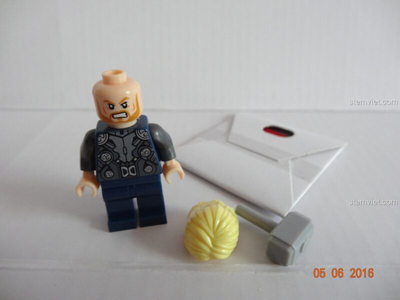 Minifigure Thor với mái tóc vàng và búa Mjolnir trong bộ lắp ghép SY368 Căn cứ Avengers.