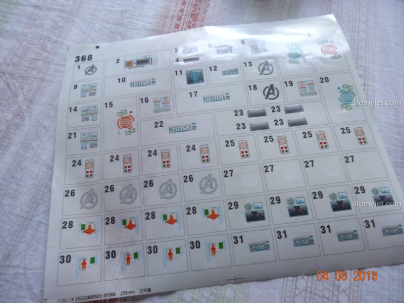 Tờ decal chi tiết của đồ chơi mô hình SY368 Trụ sở Siêu anh hùng, với nhiều biểu tượng Avengers.