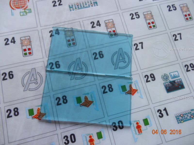Decal biểu tượng Avengers được dán lên tấm kính trong suốt của đồ chơi mô hình SY368 Trụ sở Siêu anh hùng.