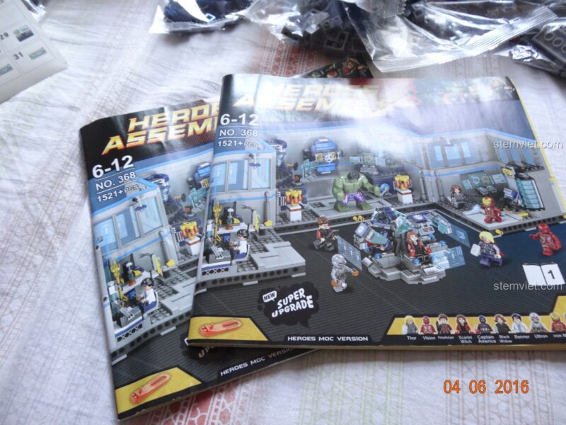 Hướng dẫn lắp ráp và tờ decal của bộ lắp ghép SY368 Căn cứ Avengers, giúp bé dễ dàng hoàn thiện mô hình.