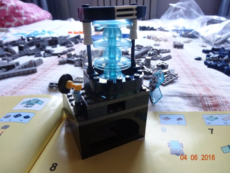 Các mảnh ghép hình nón màu cam của bộ đồ chơi Trụ sở Biệt đội Avengers SY368, dùng để trang trí hoặc chi tiết máy móc.