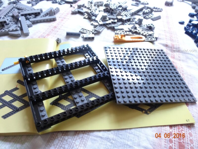 Tổng quan ba phần của đồ chơi mô hình SY368 Trụ sở Siêu anh hùng, thể hiện sự mở rộng của căn cứ.