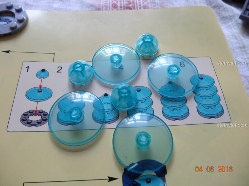 Cận cảnh lõi năng lượng trung tâm từ bên cạnh trong bộ đồ chơi Trụ sở Biệt đội Avengers SY368.