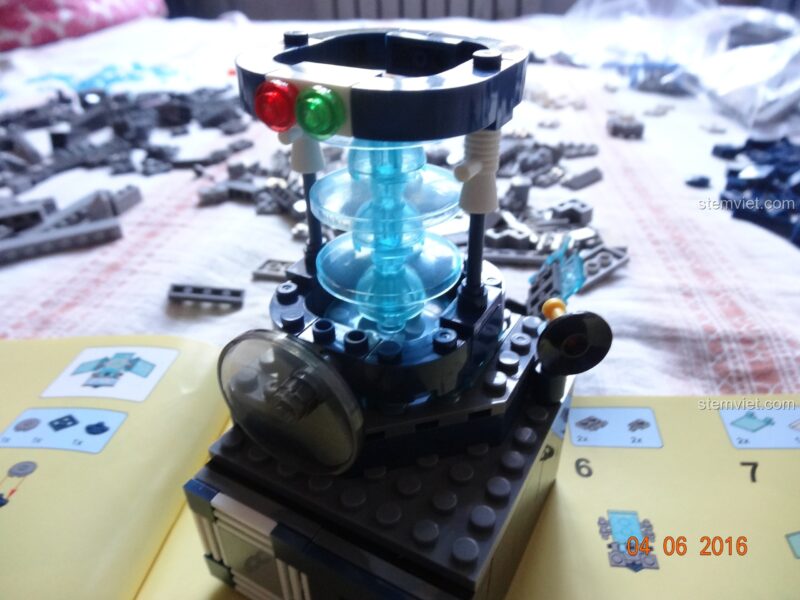 Phần trung tâm của đồ chơi mô hình SY368 Trụ sở Siêu anh hùng đã được lắp ráp, với các chi tiết công nghệ cao.