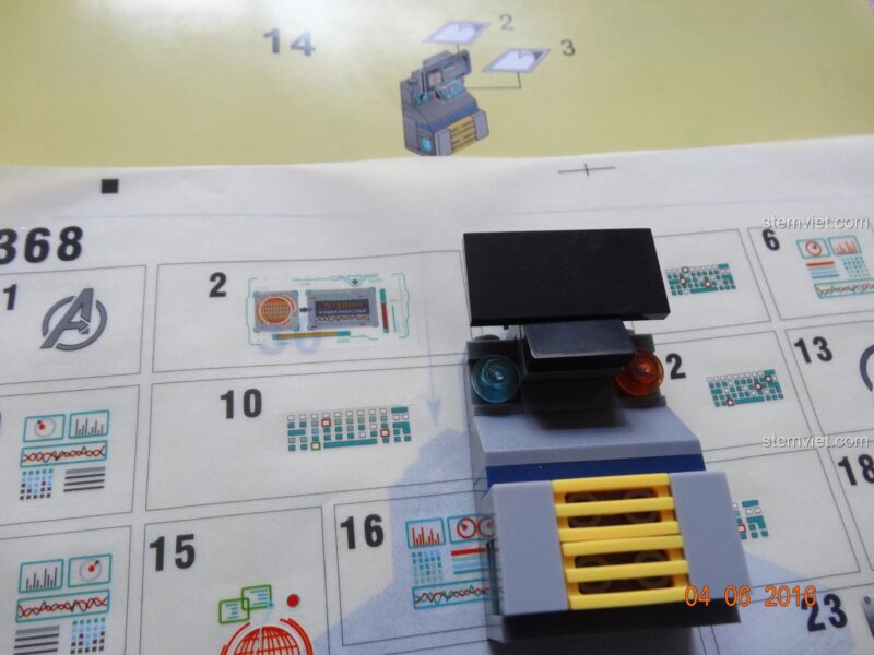 Robot mini hoặc thiết bị bay không người lái trong bộ lắp ghép SY368 Căn cứ Avengers, thêm yếu tố hành động.