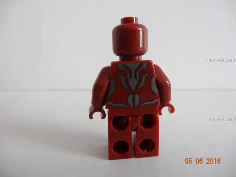 Mặt lưng của minifigure Vision trong bộ đồ chơi Trụ sở Biệt đội Avengers SY368.