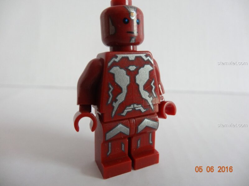 Cận cảnh minifigure Vision từ bên cạnh trong bộ lắp ghép SY368 Căn cứ Avengers.