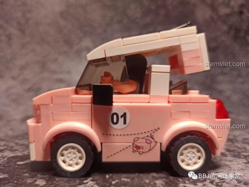 Không thể đóng nóc xe Wuling mini SY 5013 khi có minifigure bên trong.