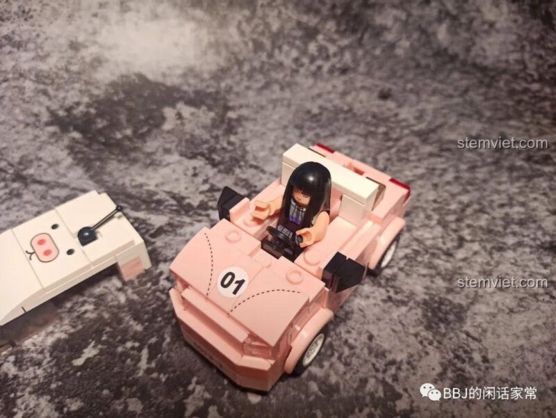 Minifigure ngồi bên trong xe Wuling mini SY 5013.