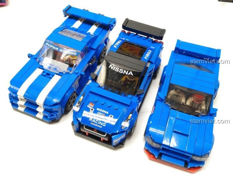 Mô hình SY 5106 Xe đua Nissan GTR R34 đứng cạnh các siêu xe khác.