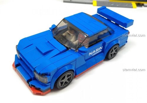 Mô hình xe đua Nissan GTR R34 SY 5106 sau khi lắp ráp, màu xanh dương nổi bật.