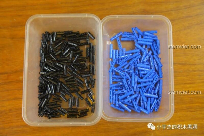 Các mảnh ghép chung của bộ đồ chơi mô hình Ferrari 488 GTE JiaZhi 8613 được trải ra, bao gồm các trục, bánh răng và tấm Technic.