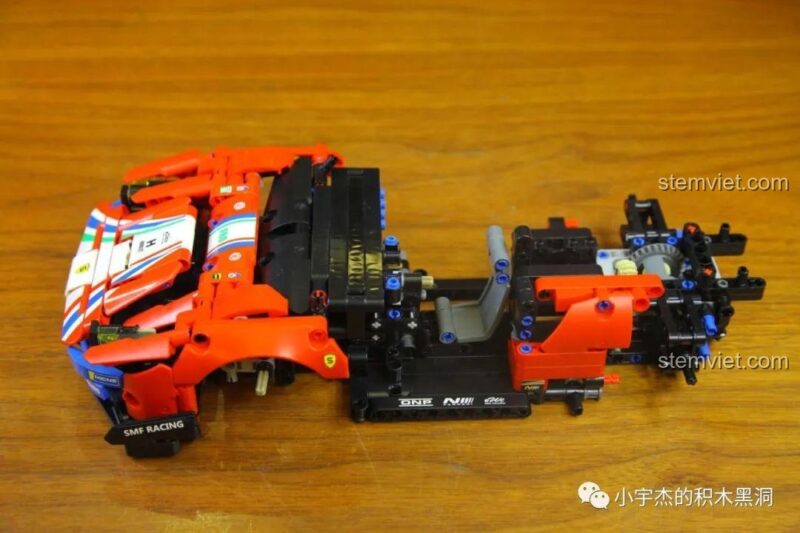 Các mảnh ghép từ túi số 2 của bộ lắp ghép Ferrari 488 GTE JiaZhi 8613, bao gồm các chi tiết cho phần thân và nội thất.
