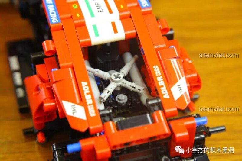 Quá trình lắp ráp động cơ của mô hình xe đua Ferrari 488 GTE SY 8613, cho thấy các chi tiết kỹ thuật bên trong.