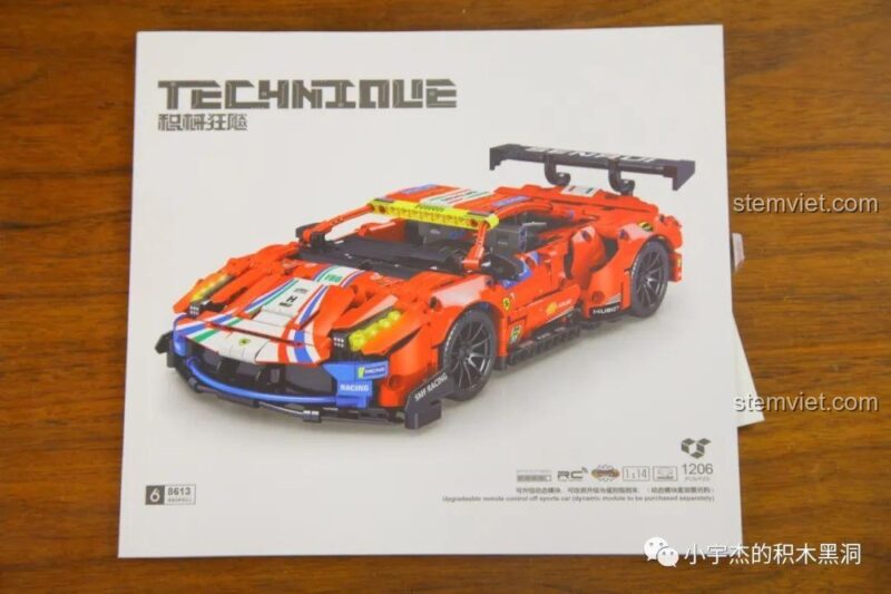 Bên trong hộp bộ lắp ghép Ferrari 488 GTE SY 8613 với hai hộp nhỏ chứa các mảnh ghép, sẵn sàng cho quá trình lắp ráp.