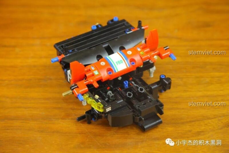 Các mảnh ghép từ túi số 1 của bộ lắp ghép Ferrari 488 GTE SY 8613, sẵn sàng cho việc xây dựng phần đầu xe.