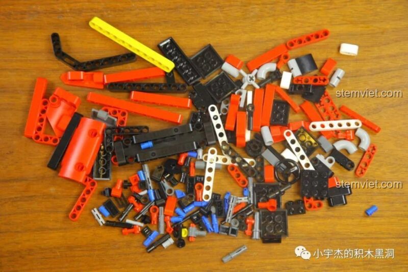 Các túi mảnh ghép được đánh số 3 của bộ lắp ghép Ferrari 488 GTE SY 8613, chuẩn bị cho việc lắp ráp phần động cơ và thân sau.