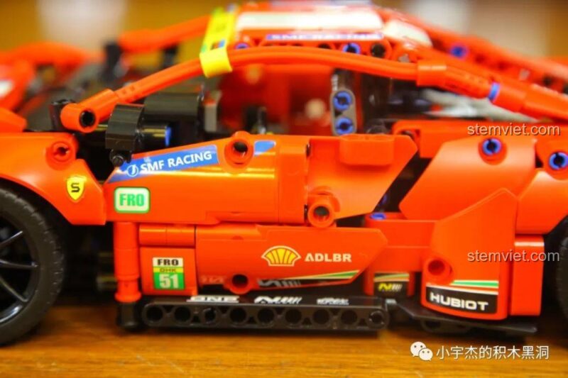 Mô hình xe đua Ferrari 488 GTE SY 8613 với cửa mở, cho thấy nội thất bên trong và các chi tiết kỹ thuật.