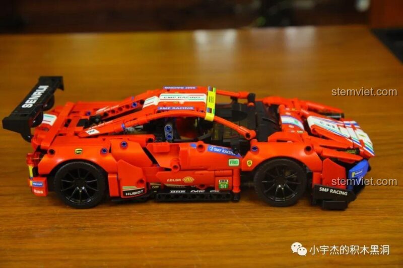 Mô hình xe đua Ferrari 488 GTE SY 8613 hoàn thành, nhìn từ góc trước bên kia, thể hiện sự đối xứng trong thiết kế.