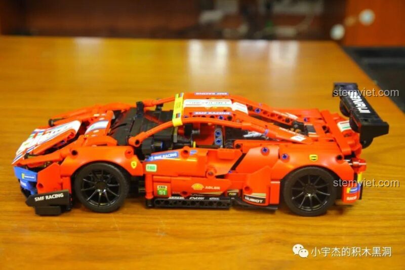 Bánh xe đã lắp ráp của mô hình xe đua Ferrari 488 GTE SY 8613, sẵn sàng gắn vào thân xe.