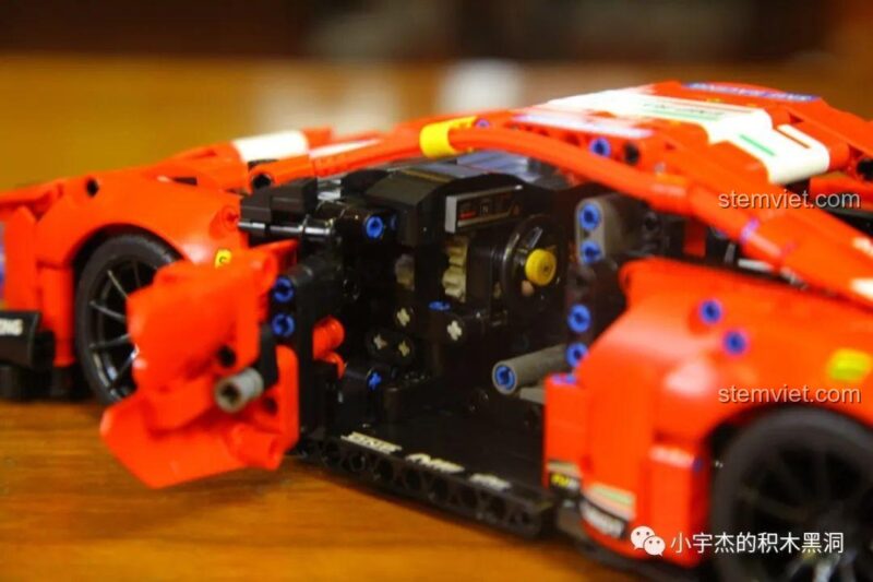 Mô hình xe đua Ferrari 488 GTE JiaZhi 8613 hoàn thành, nhìn từ góc thấp phía sau, nhấn mạnh vẻ mạnh mẽ của đuôi xe.