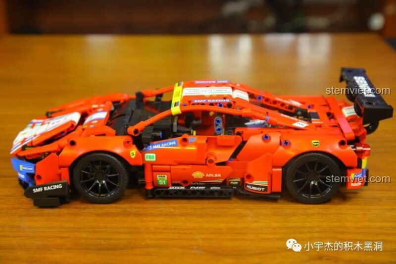 Nội thất của mô hình xe đua Ferrari 488 GTE SY 8613, với vô lăng và ghế ngồi được mô phỏng chi tiết.