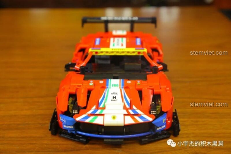 Mô hình xe đua Ferrari 488 GTE JiaZhi 8613 với cửa mở, nhìn từ góc trước, cho thấy sự tinh xảo của nội thất.