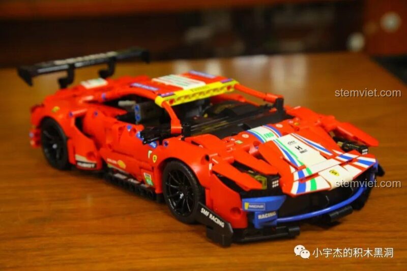 Mô hình xe đua Ferrari 488 GTE JiaZhi 8613 hoàn thành, nhìn từ góc thấp phía trước, tôn lên vẻ hầm hố của xe.