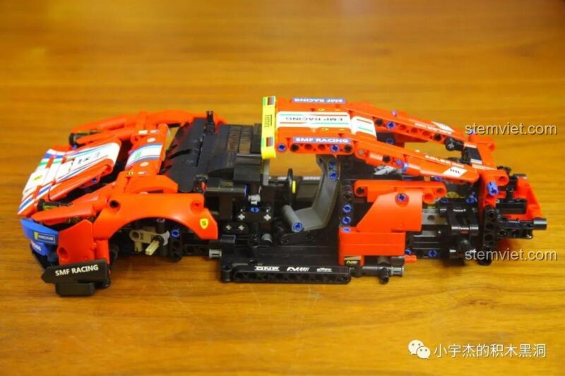 Cận cảnh động cơ của bộ lắp ghép Ferrari 488 GTE JiaZhi 8613, với các chi tiết được mô phỏng chân thực.