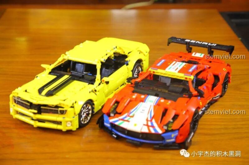 So sánh kích thước giữa mô hình xe đua Ferrari 488 GTE SY 8613 và phiên bản LEGO® 42125, cho thấy sự tương đồng về tỉ lệ.