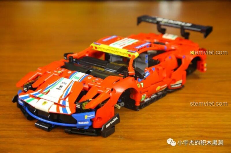 Phần thân xe của mô hình xe đua Ferrari 488 GTE JiaZhi 8613 đã hoàn thành, sẵn sàng cho việc lắp bánh xe.
