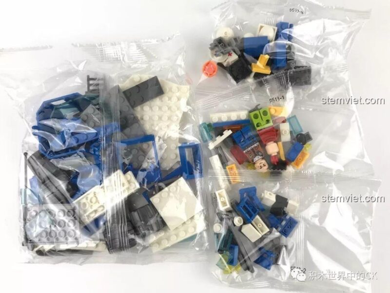 Các túi đựng 173 mảnh ghép của bộ đồ chơi xếp hình SY SD9513 được phân loại.