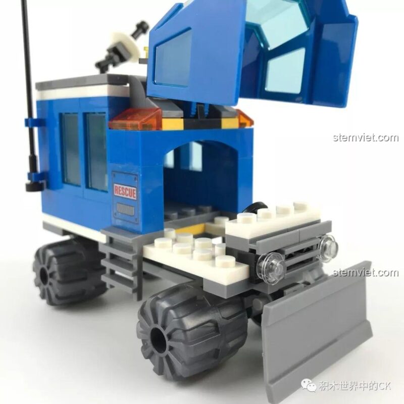 Bên trong khoang cứu hộ của xe SY SD9513 với các trang thiết bị y tế mô hình.